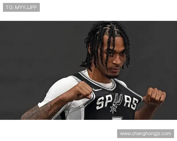 马刺训练营首日盛况新人卡斯尔首次亮相引关注